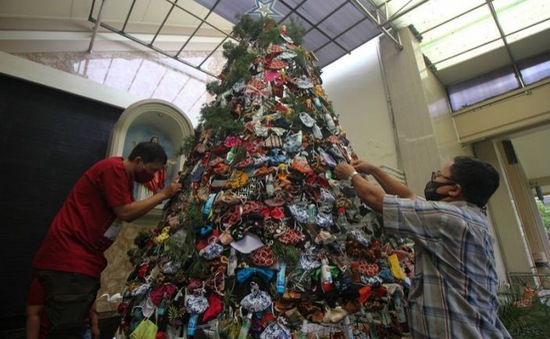 Nhà thờ ở Indonesia trang trí cây thông Noel bằng khẩu trang và nước sát khuẩn tay
