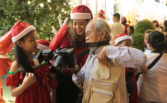 Người dân TP Hồ Chí Minh "lên đồ" đón Giáng sinh trong tiết trời se lạnh