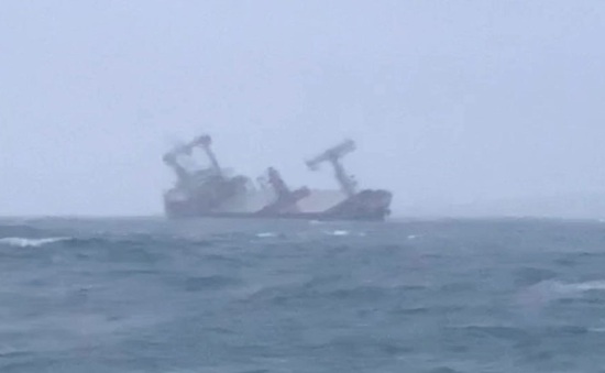 Một tàu hàng đang chìm ngoài khơi biển Bình Thuận