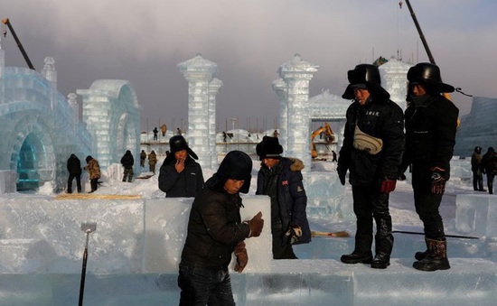 Độc đáo, khai thác hàng nghìn khối băng để xây lâu đài và chùa ở Trung Quốc