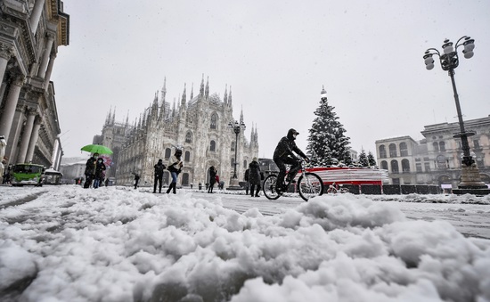 Tuyết rơi dày đi kèm nỗi lo bùng phát COVID-19 tại nhiều nước châu Âu