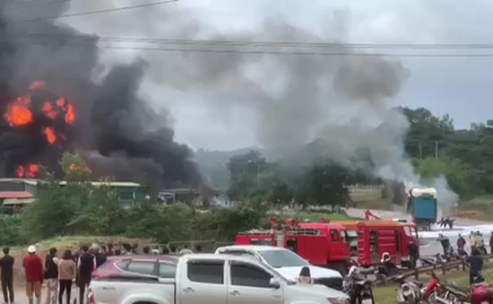 Cháy nổ pháo lớn gần cửa khẩu Lao Bảo, nhiều người thương vong