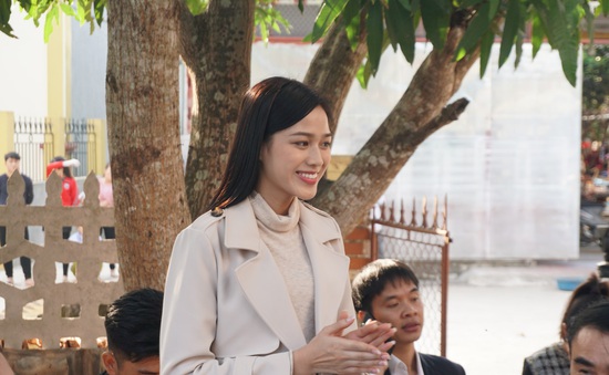 Hoa hậu Đỗ Thị Hà giản dị đi từ thiện tại quê hương Thanh Hóa