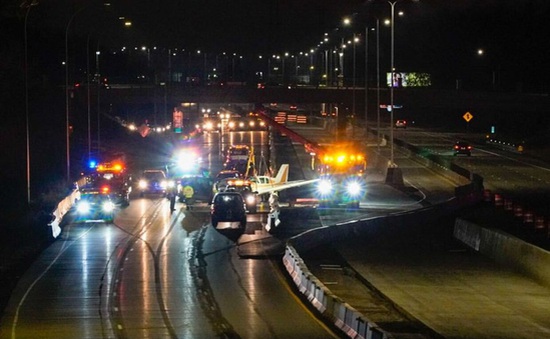 Mỹ: Hạ cánh khẩn cấp trên đường cao tốc ở Minnesota, máy bay đâm vào ô tô