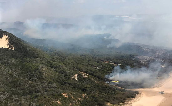 Australia: Cháy rừng bùng phát dữ dội, cư dân trên đảo di sản Fraser sơ tán khẩn cấp