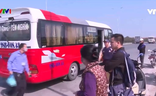 Cảnh xe khách ngang nhiên dừng đỗ trên cao tốc Hà Nội - Bắc Giang khi nào mới chấm dứt?