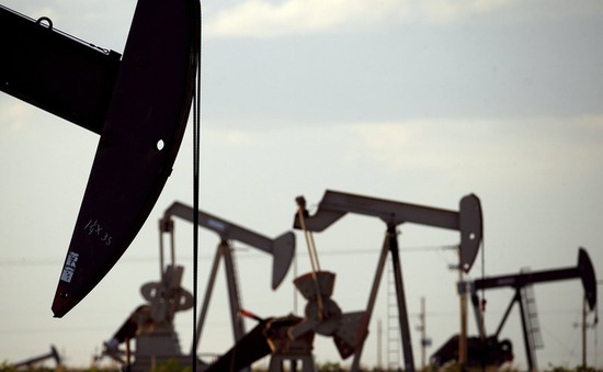 Giá dầu thế giới xuống thấp nhất trong hơn một năm qua