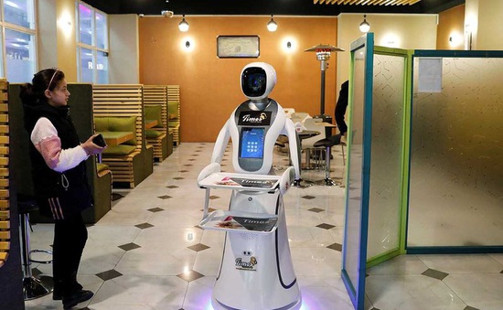 Robot phục vụ thức ăn đầu tiên ở Afghanistan