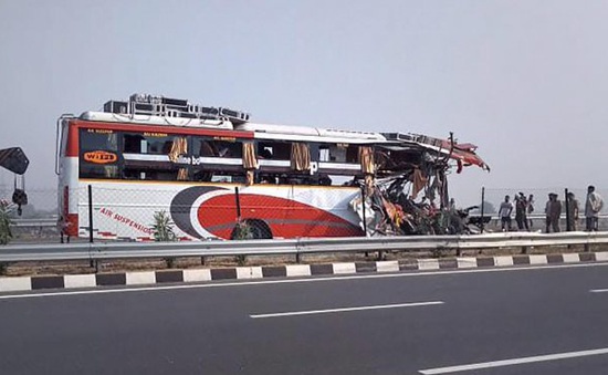 Ấn Độ: Xe khách tông xe bán hàng lưu động, 14 người thiệt mạng