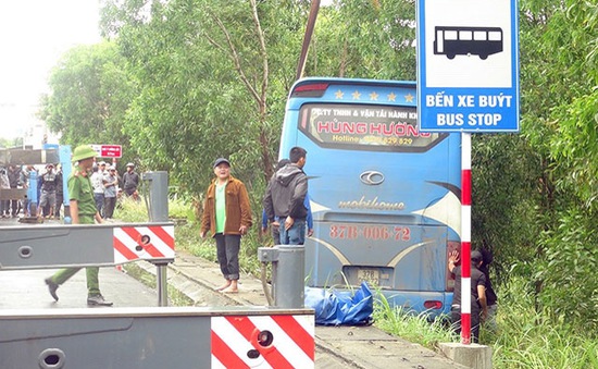 Phú Yên: Xe khách lao xuống ruộng, 40 hành khách thoát nạn