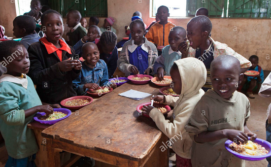 Những bữa ăn nóng hổi đưa trẻ em đến trường ở Kenya