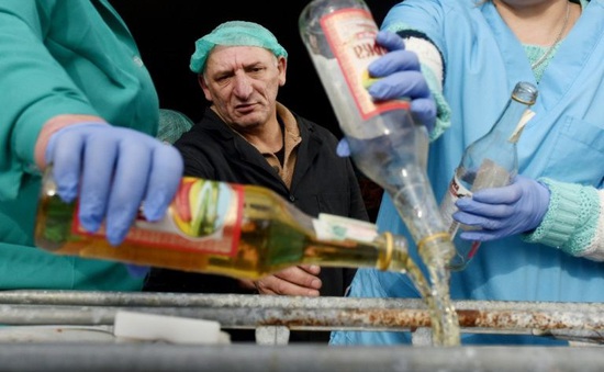 Ukraine tiêu hủy hàng chục nghìn chai vodka giả