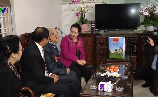 Chủ tịch Quốc hội thăm cán bộ lão thành cách mạng tại Hải Phòng