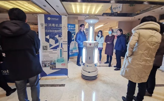 Trung Quốc điều robot khử trùng đến các bệnh viện tại Vũ Hán