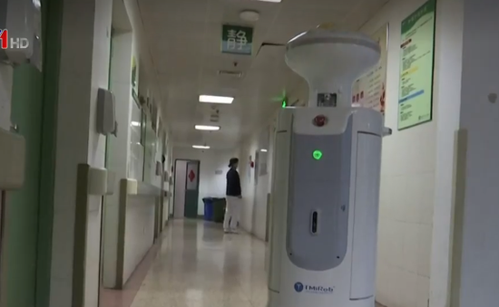 Công nghệ robot hỗ trợ phòng dịch viêm đường hô hấp cấp