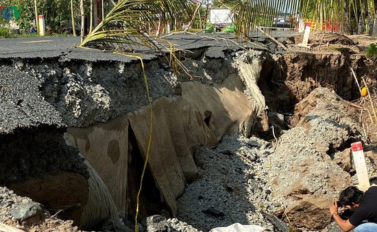 Đường sụt lún ở Cà Mau: Do mực nước sụt giảm nghiêm trọng khiến đất bị co ngót