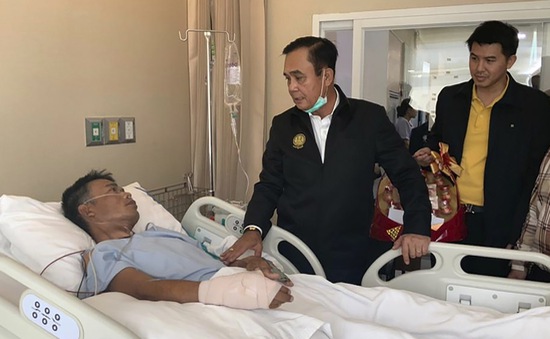 Thủ tướng Thái Lan đến thăm các nạn nhân vụ xả súng