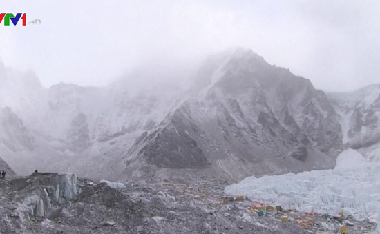 Nepal ngừng cấp phép leo núi Everest vì COVID-19