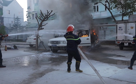 Bình Thuận: cháy xe ôtô chở người xịt khử trùng COVID-19