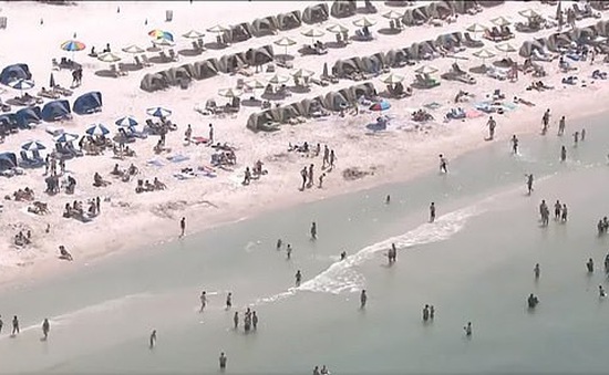 Hàng nghìn người đổ tới bãi biển Mỹ bất chấp đại dịch COVID-19