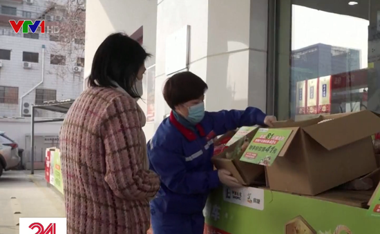 Trung Quốc: Bán rau tại cây xăng để hạn chế lây lan COVID-19