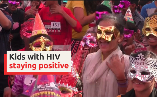 Trị liệu bằng yoga cười đối với trẻ nhiễm HIV