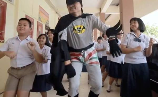 Thái Lan: Thầy giáo hóa trang thành Batman hát tuyên truyền về COVID-19