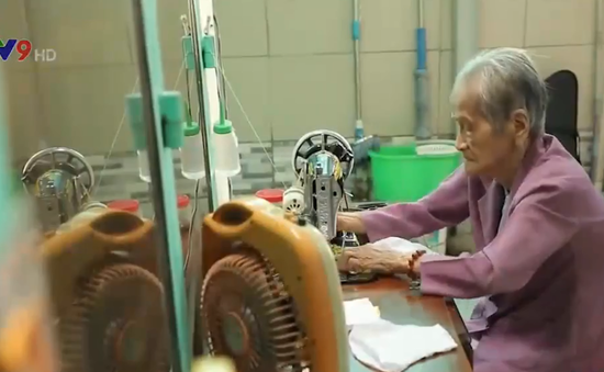 Nghĩ cử cao đẹp cụ bà 95 tuổi may khẩu trang tặng người nghèo