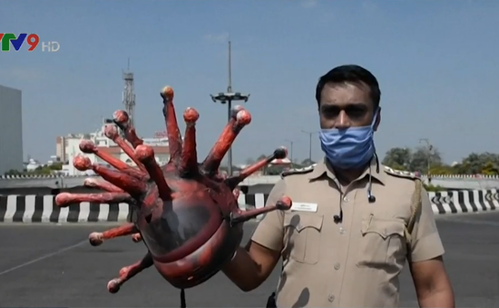Cảnh sát Ấn Độ đội mũ bảo hiểm hình virus Corona