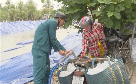 Cấp nước ngọt cứu cây trồng tại Tiền Giang