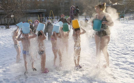 Kỷ lục tắm nước đá ở Nga