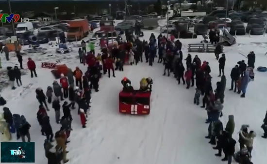 Độc đáo cuộc thi xe trượt tuyết tự chế tại Nga