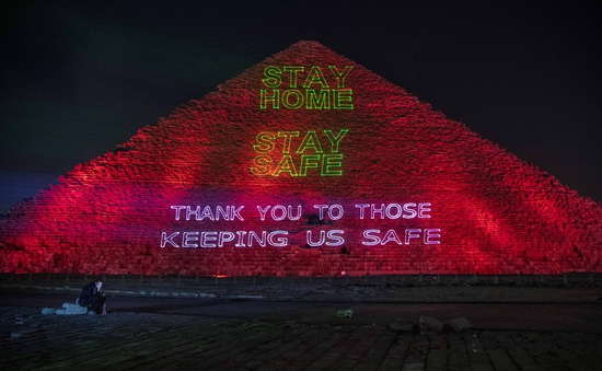 Ai Cập thắp sáng kim tự tháp Giza kêu gọi người dân ở nhà