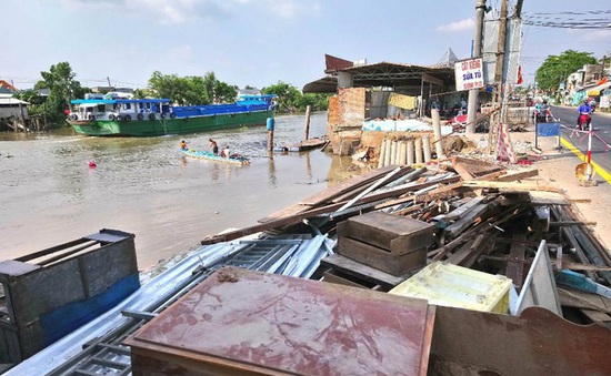 Sạt lở bờ sông ở Cần Thơ, 5 hộ dân phải di dời khẩn cấp