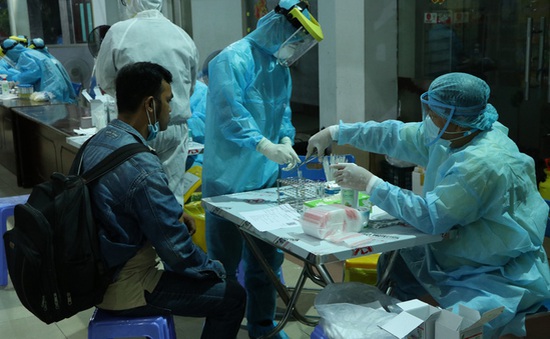 Ga Sài Gòn triển khai lấy mẫu xét nghiệm y tế toàn bộ hành khách
