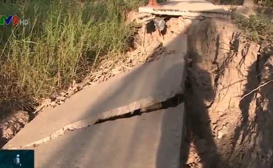 Sụp lún đất nghiêm trọng tại Cà Mau, hàng loạt tuyến đường nông thôn bị hư hỏng