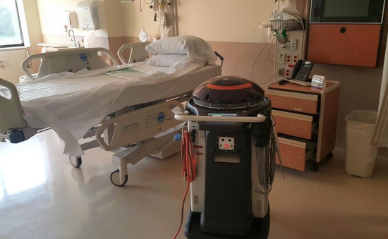 Robot giúp khử trùng thiết bị y tế trong bệnh viện