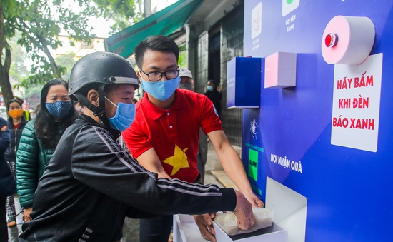 Khai trương cây "ATM thực phẩm miễn phí" đầu tiên tại quận Hoàn Kiếm, Hà Nội