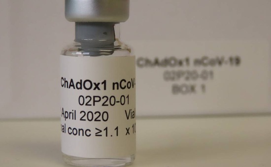Anh vừa thử nghiệm vừa sản xuất 1 triệu liều vaccine COVID-19