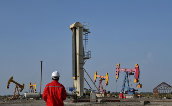 Tranh thủ giá dầu giảm mạnh, Trung Quốc tăng mua dự trữ