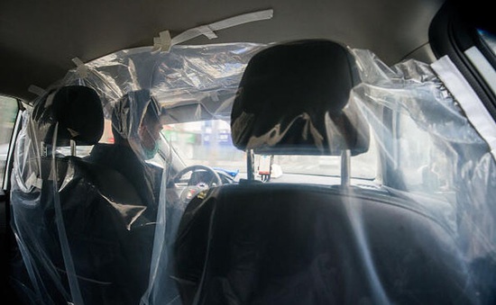 Tài xế taxi tại Mexico lắp màn nhựa trong ô tô để ngừa COVID-19
