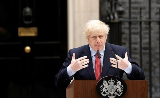 Thủ tướng Anh lần đầu xuất hiện trước công chúng sau gần một tháng điều trị COVID-19