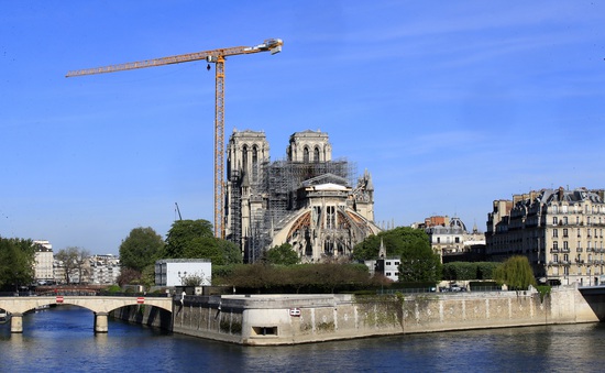 Pháp nối lại công tác phục dựng Nhà thờ Đức Bà