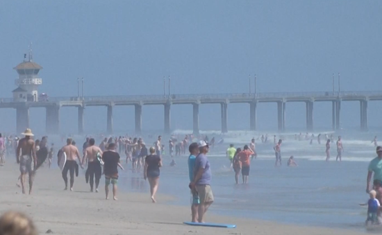 Người dân Mỹ đổ xô ra bãi biển bất chấp yêu cầu giãn cách xã hội