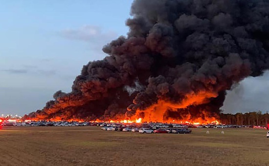 Mỹ: Hỏa hoạn ở sân bay thiêu rụi hàng nghìn xe hơi
