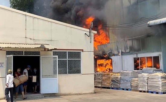 Công ty sản xuất gốm sứ ở Bình Dương bốc cháy dữ dội lúc giữa trưa