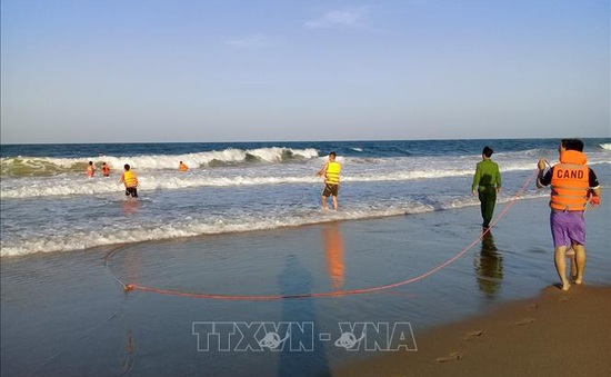 Hai người tử vong khi tắm biển tại Quảng Trị