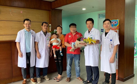 Cứu sống bé gái người Lào 1 tuổi với khối nang phổi khổng lồ