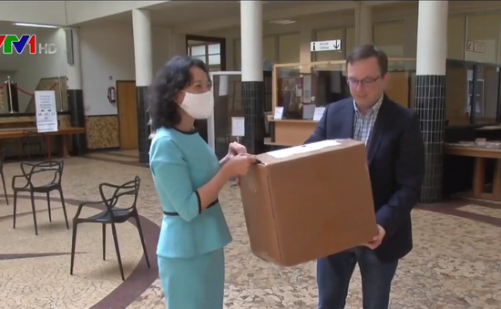 Doanh nghiệp Việt kiều tặng hàng nghìn khẩu trang cho Vương quốc Bỉ