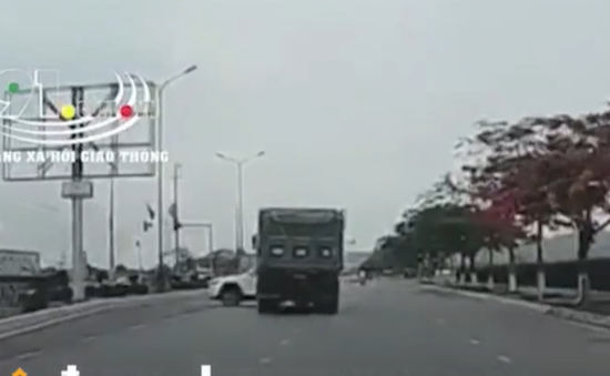 VIDEO: Vượt ẩu, xe Mazda CX5 xoay 180 độ khi va chạm với container